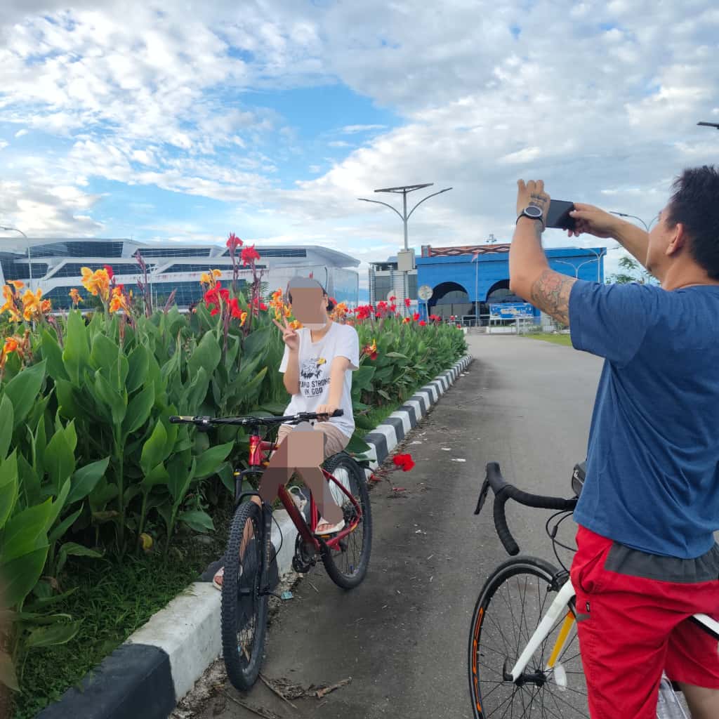 bersepeda di Mosez Kilangin airport